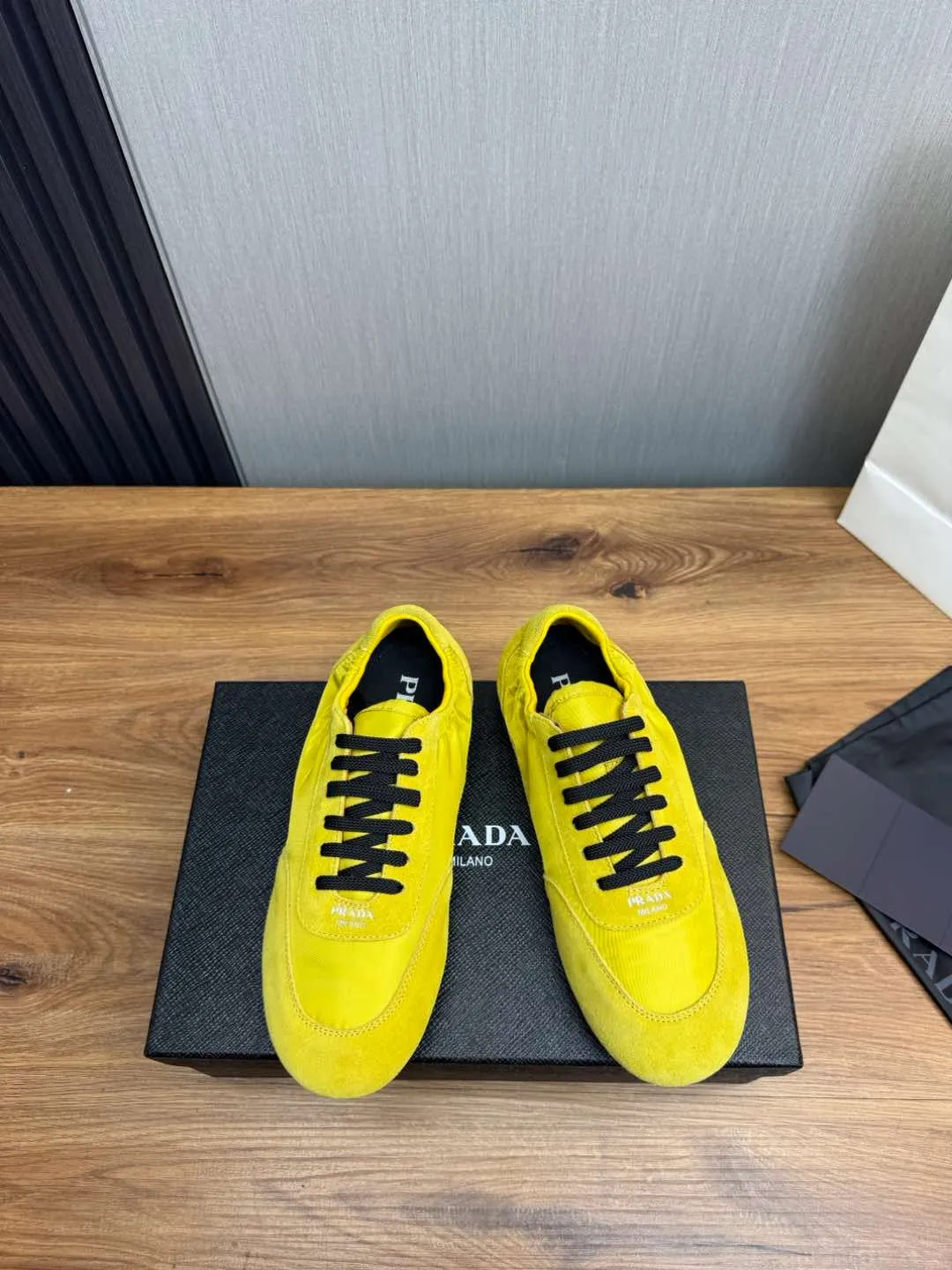 Men's shoes 💰600💰 PRADA 2025 Early Spring Collapse New Couple Style Sports Shoes Moral Training Shoes The name Collapse comes from the fact that it can be easily put on and taken off with bare hands. The light and comfortable features make it more relaxed and casual. The side elastic design can be worn twice! Super comfortable catwalk sneakers, as light and thin as ballet slippers, as comfortable as sneakers, comfortable and super light on the feet. Fabric: nubuck leather spliced ​​with nylon cloth. Silk cowhide foot pads. Size: Women's code 35/40 Men's code 39/45
